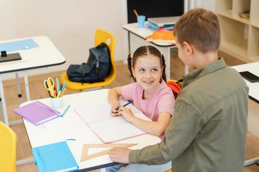 見上げる女の子と男の子の後ろ姿 男の子,女の子,子どもの写真素材