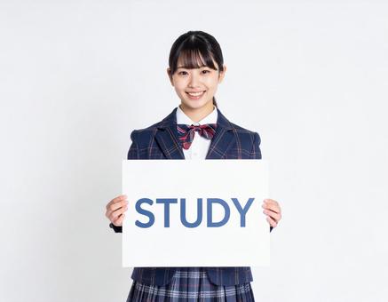 STUDYと書かれたボードをもつ女子生徒 STUDYと書かれたボードをもつ女子生徒の写真