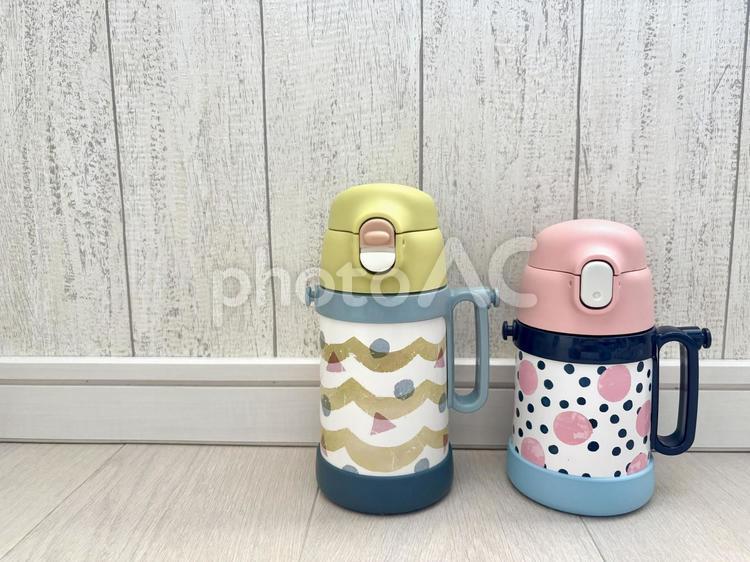 並んだ２つの水筒 水筒,かわいい,子ども用の写真素材