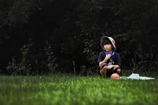 <素材>夏の公園で木陰で休む男の子 <素材>夏の公園で木陰で休む男の子の写真