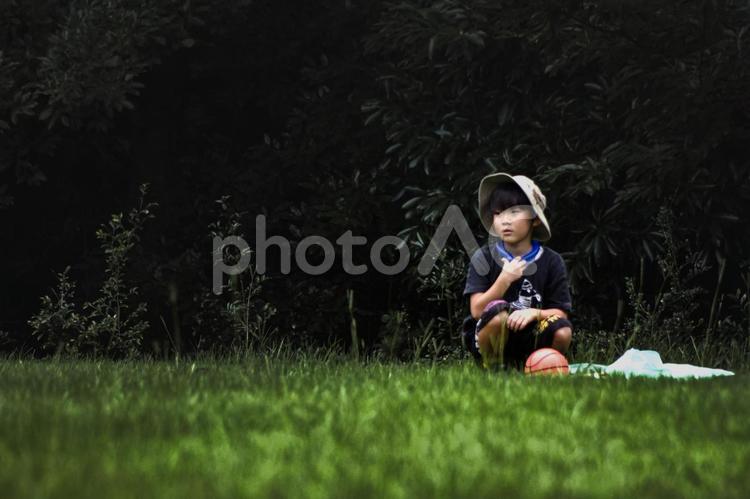 ＜素材＞夏の公園で木陰で休む男の子 子供,休憩,日陰の写真素材