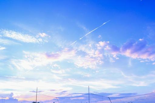 アニメーションみたいな空③ 夕焼け空,ピンク,水色の写真素材