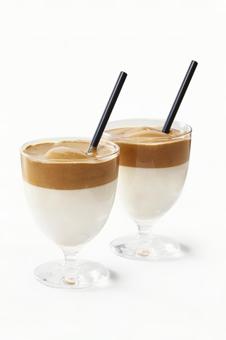 ダルゴナコーヒ ダルゴナコーヒ ダルゴナコーヒー,カフェ風,ペアの写真素材