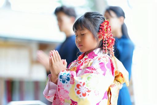 七五三参りで真剣な表情を見せる女の子 七五三参りで真剣な表情を見せる女の子 七五三,お参り,七五三参りの写真素材