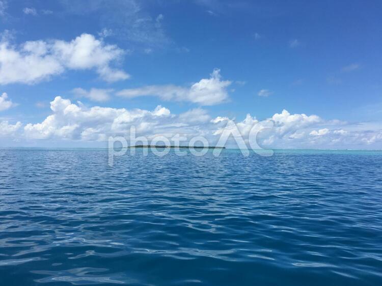 船から撮影した夏の海-グアム海外旅行   海,夏,砂浜の写真素材