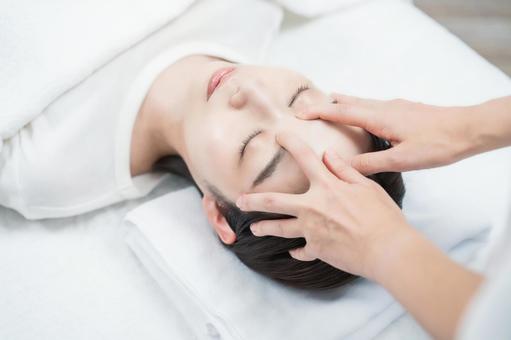 A young woman whose head is massaged at an esthetic salon, mujer, este, salón, JPG