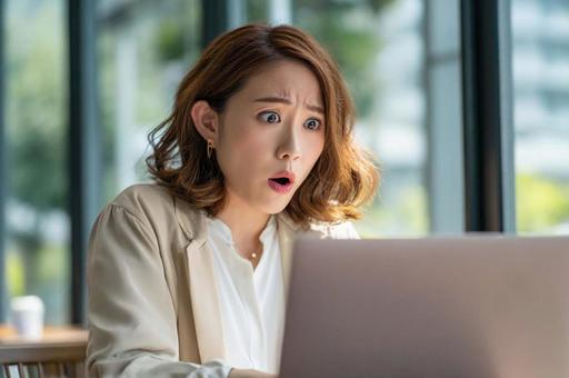 驚いた表情のビジネス女性 驚いた表情のビジネス女性の写真