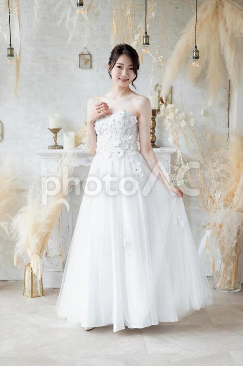 ポージングをする花嫁（縦位置・全身） 花嫁,女性,結婚の写真素材