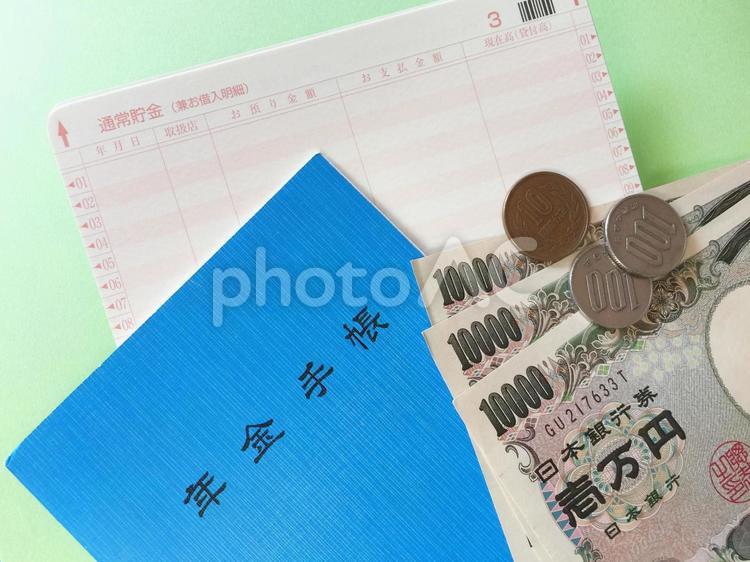 老後のお金について考える 年金手帳,老後,年金の写真素材