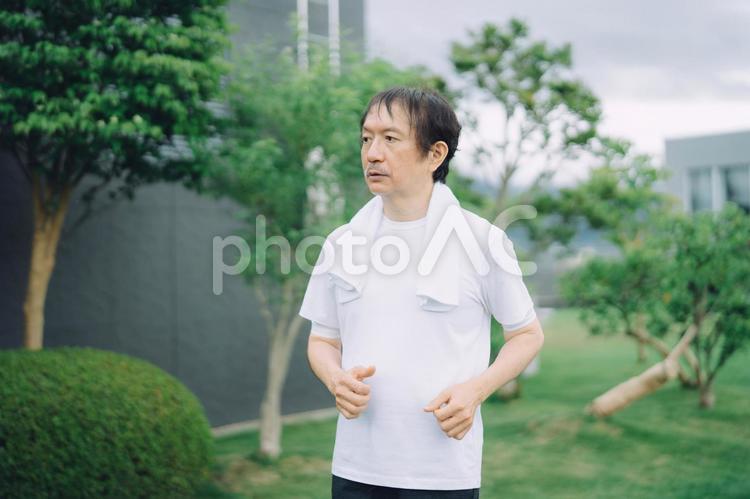 トレーニングする中高年男性（ウォーキング・真顔） 運動不足,有酸素運動,筋力低下の写真素材