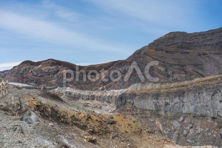 阿蘇山の火口と荒々しい地層 阿蘇山,火口,火山の写真素材