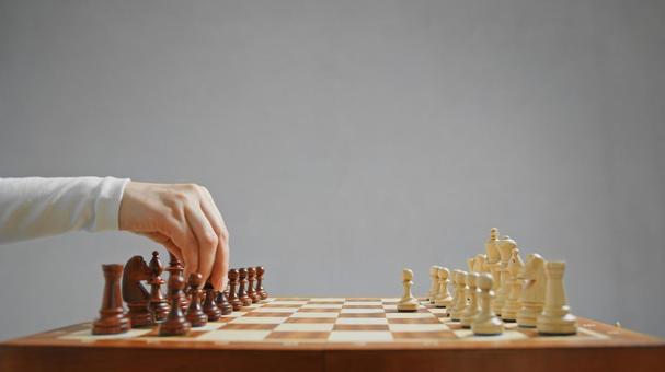 チェスをする横向きの女性の手(グレー背景) チェスをする横向きの女性の手(グレー背景) チェス,女性,30代の写真素材