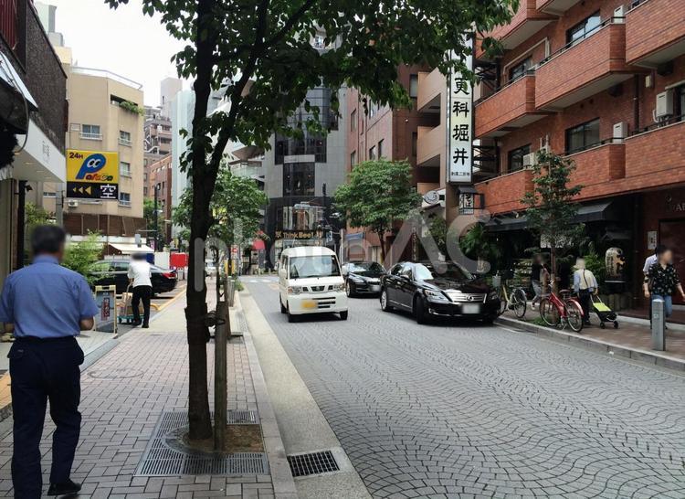 2014年の昼の麻布十番大通りと町並み 麻布十番大通り,曇り空,雑居ビルの写真素材