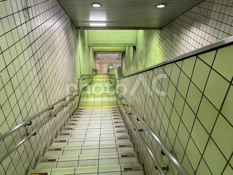 ホームまでの階段 駅,階段,長いの写真素材