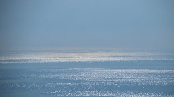 朝日で輝く晩夏の熱海の海 朝日で輝く晩夏の熱海の海の写真