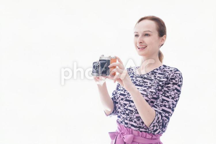 カメラを使う若い女性 大学生,コンパクトカメラ,コピースペースの写真素材