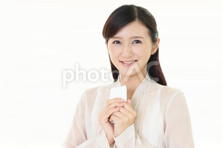 スマートフォンを持つ笑顔の女性 スマホ,スマートフォン,ビジネスの写真素材
