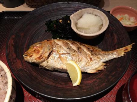 魚の塩焼き定食（蓮子鯛、大根おろしレモン 連子鯛の塩焼き定食,連子鯛,焼き魚の写真素材