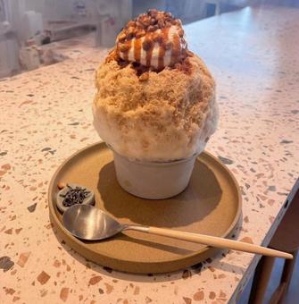 キャラメルナッツかき氷 かき氷,キャラメル,ナッツの写真素材