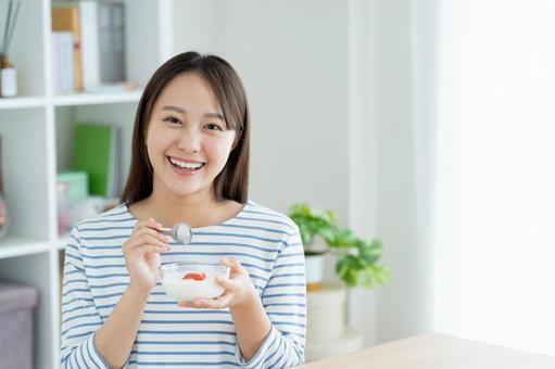 ヨーグルトを食べる若い女性 ヨーグルトを食べる若い女性 ヨーグルト,乳製品,ダイエットの写真素材