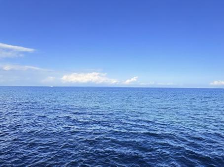 水平線まで続く青い海と空 水平線まで続く青い海と空 海,青空,水平線の写真素材