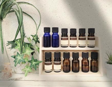 小棚に並べた精油とグリーン 横長 アロマ,アロマオイル,ボトルの写真素材