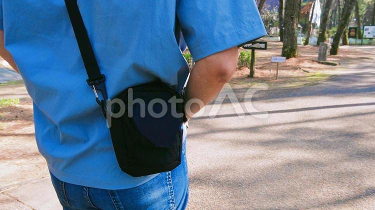 公園を歩く男性 公園,歩く,男性の写真素材