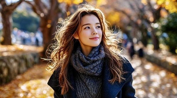 紅葉を背景に微笑む上品な若い女性 紅葉を背景に微笑む上品な若い女性の写真