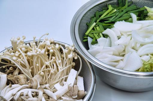 冬のお鍋の具材 きのこ類多め 冬のお鍋の具材 きのこ類多め 鍋,具材,野菜の写真素材