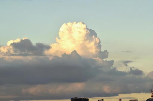夏のラピュタのような夕方の入道雲 夏のラピュタのような夕方の入道雲 入道雲,積乱雲,夕立ちの写真素材