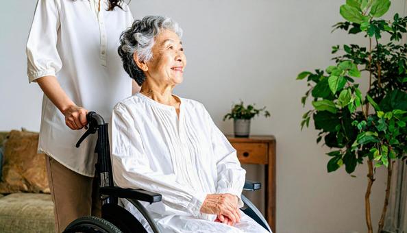 美容師に髪の手入れをされるシニア女性の写真