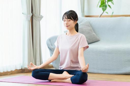 自宅のリビングでヨガをする女性 自宅のリビングでヨガをする女性 女性,ヨガ,ストレッチの写真素材