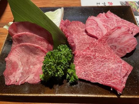 焼肉用 霜降り肉 タン 焼肉用 霜降り肉 タンの写真