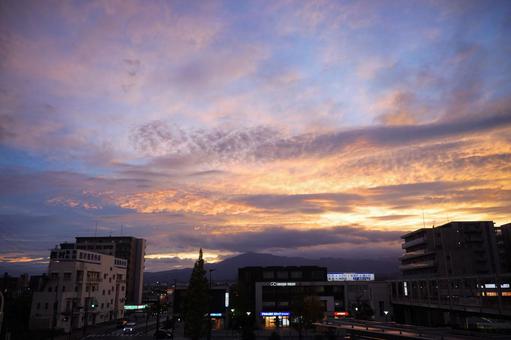 夕焼けに染まる駅前の風景 夕焼けに染まる駅前の風景の写真