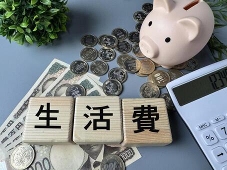 生活費のイメージ｜電卓と硬貨とお札 生活費,家計,家計管理の写真素材