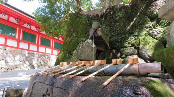 石上神宮　手水と廻廊 石上神宮,石上神社,いわがみさんの写真素材