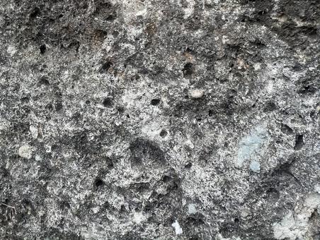 ごつごつとした凹凸のある岩肌の写真