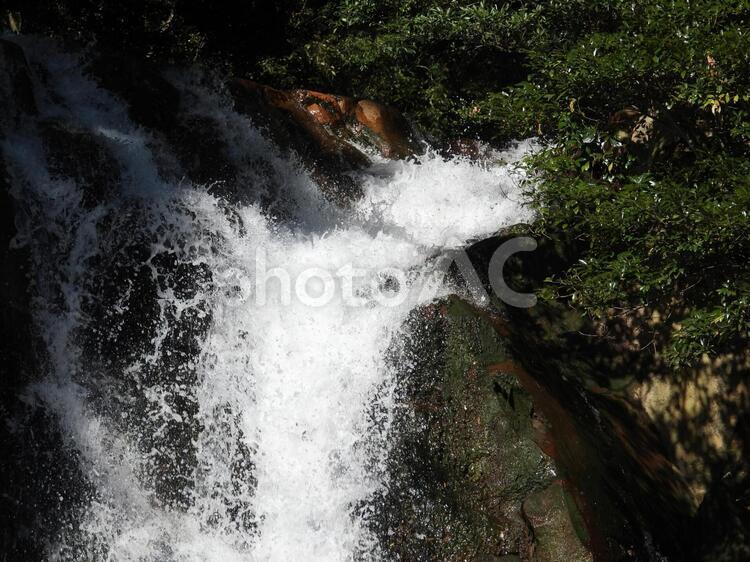滝から溢れ出す水しぶき 川,水しぶき,滝の写真素材