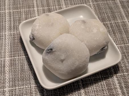 立冬前の日曜日の3時のおやつの黒豆大福 大福,餅菓子,和菓子の写真素材