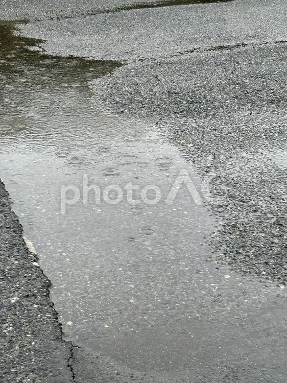 雨の日の道路の水たまり 雨,梅雨,道路の写真素材