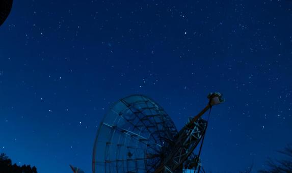 宇宙のささやきを聴く瞳 宇宙のささやきを聴く瞳 電波望遠鏡,星空,宇宙の写真素材