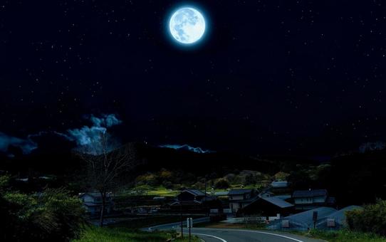 田舎の夜空を照らす満月 田舎の夜空を照らす満月の写真
