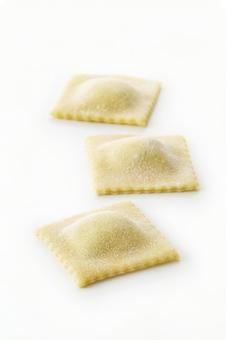 ラビオリ 生パスタ 完成品 白背景 ラビオリ 生パスタ 完成品 白背景の写真