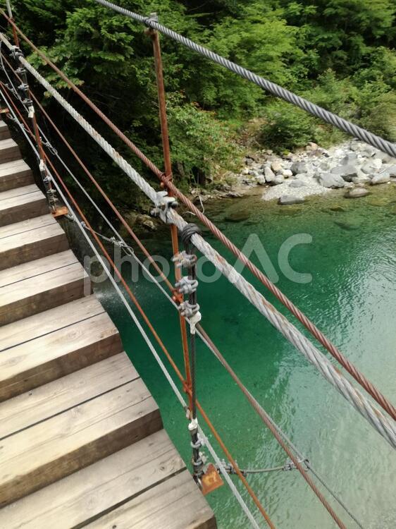 つり橋と美しい川 水域,木材,旅の写真素材