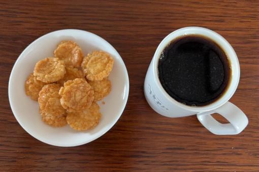 カルディドリップコーヒーと揚げ小丸煎餅 カルディドリップコーヒーと揚げ小丸煎餅 コーヒータイム,コーヒーブレイク,コーヒーの写真素材