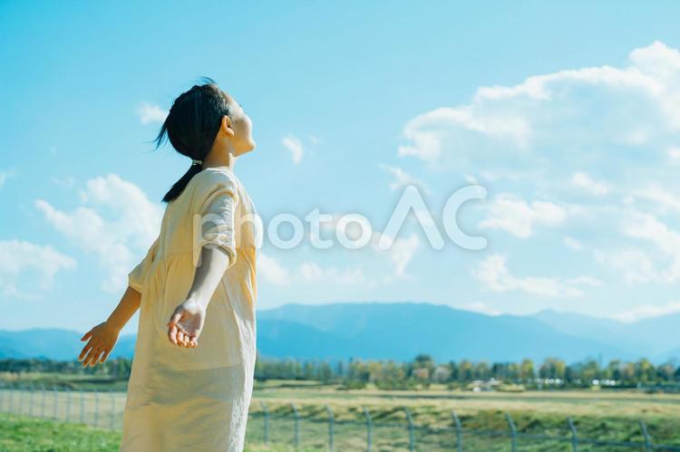 少女と風景 少女,子供,深呼吸の写真素材