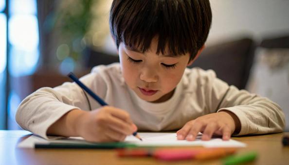 お絵描きをする日本人の子ども お絵描きをする日本人の子どもの写真