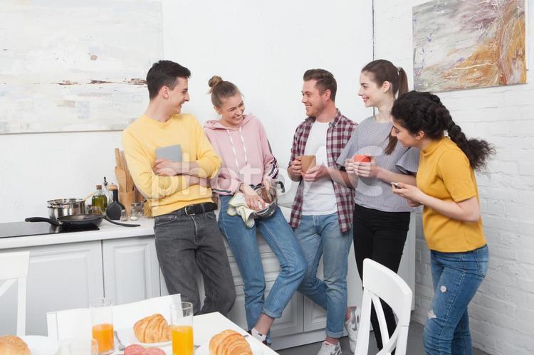 キッチンで談笑するルームメイトたち6 ルームメイト,ルームシェア,後片付けの写真素材