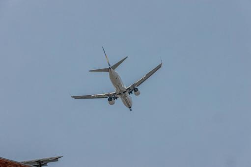ランディング・ブルースカイ ランディング・ブルースカイ 飛行機,航空機,旅客機の写真素材