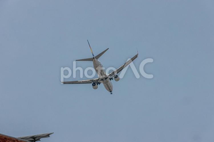 ランディング・ブルースカイ 飛行機,航空機,旅客機の写真素材